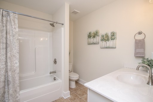 487 Norene Road Lebanon, TN 37090 - Photo 16 of 24 a bathroom with a sink a mirror a toilet and a bathtub