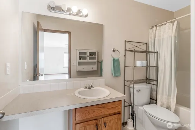 a view of a livingroom with furniture and a ceiling fan