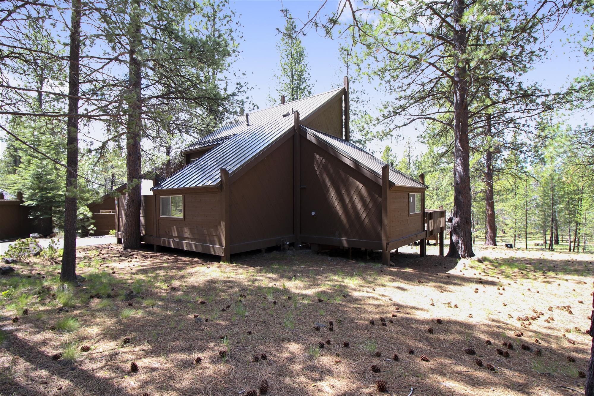 57397 Overlook Road Sunriver, OR 97707 - Photo 18 of 23 exterior-back elevation-img_1983