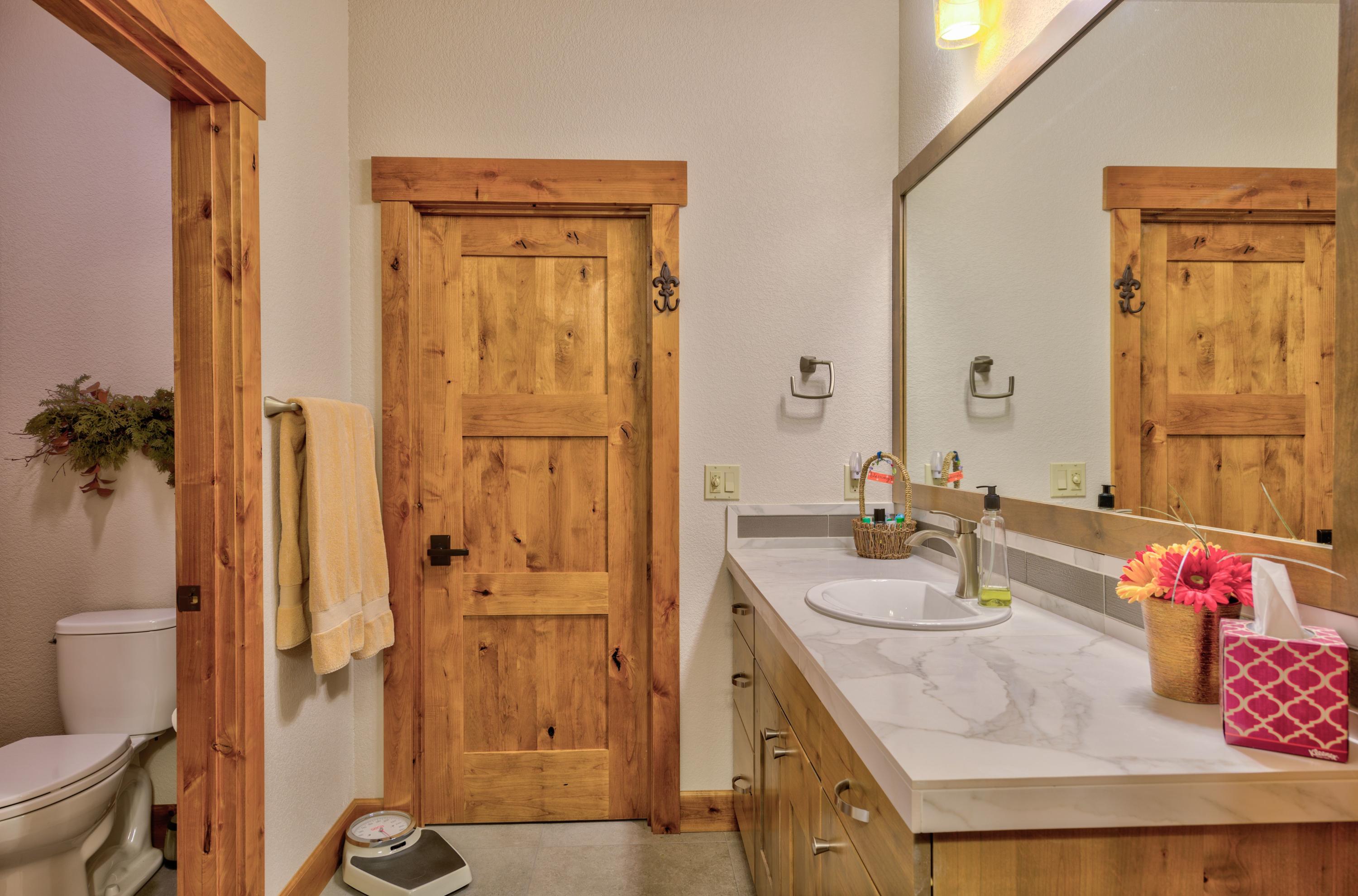 60444 Snap Shot Loop Bend, OR 97702 - Photo 22 of 38 Upstairs Bathroom