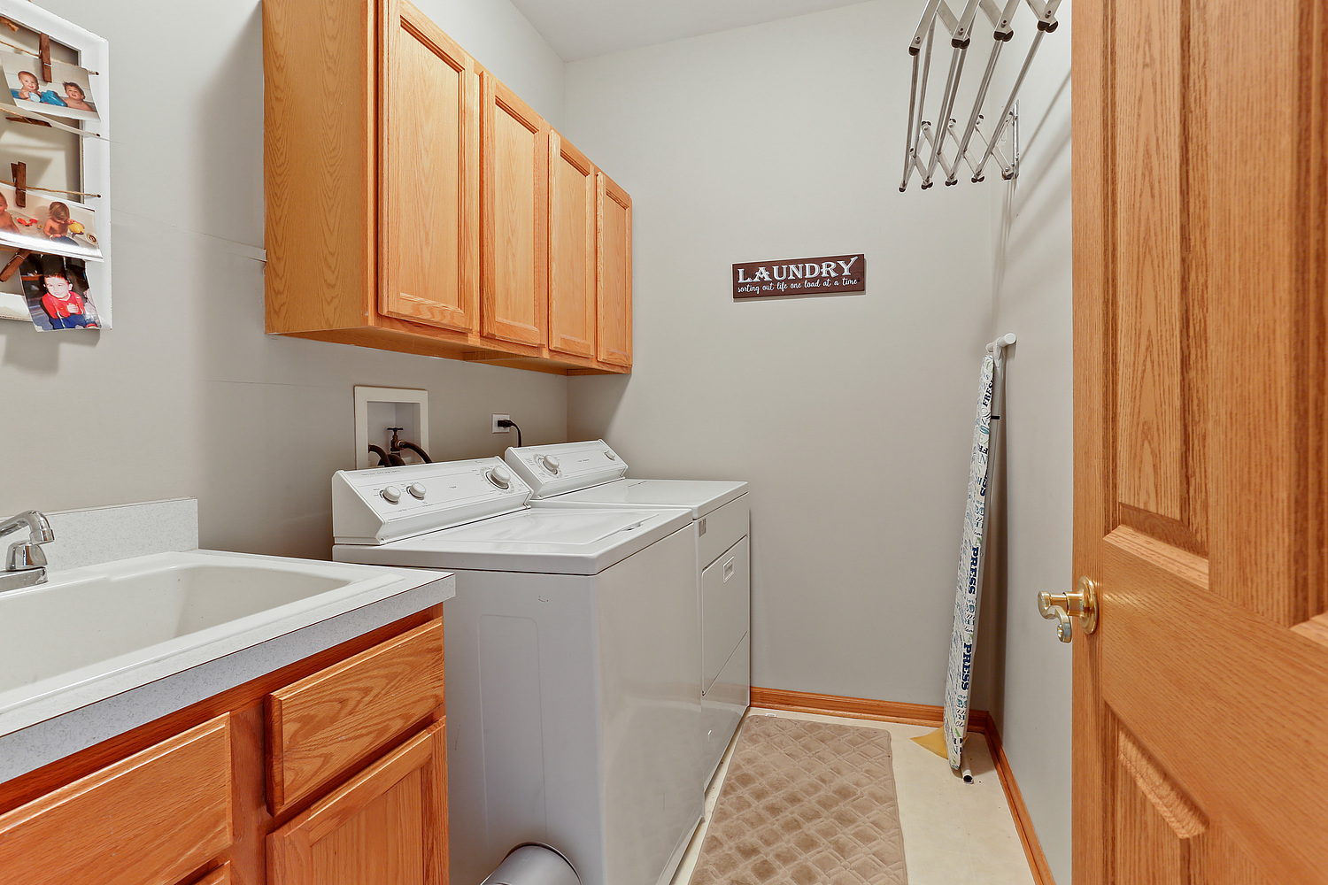 18133 Eagle Drive Tinley Park, IL 60477 - Photo 13 of 20 a utility room with dryer and washer