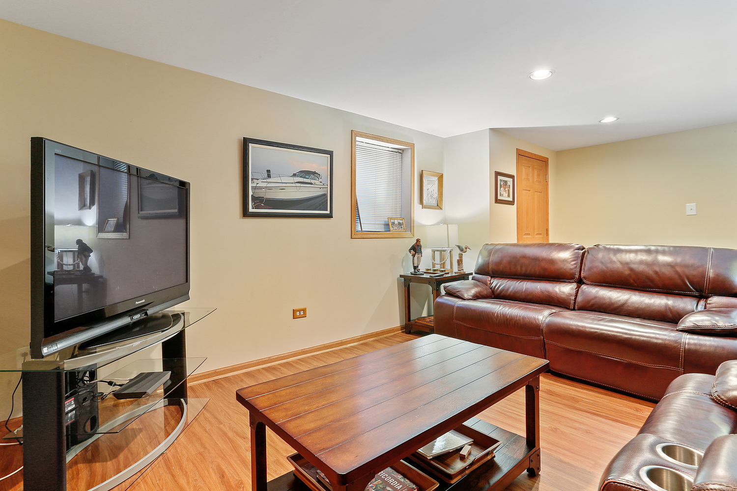 18133 Eagle Drive Tinley Park, IL 60477 - Photo 15 of 20 a living room with furniture and a flat screen tv