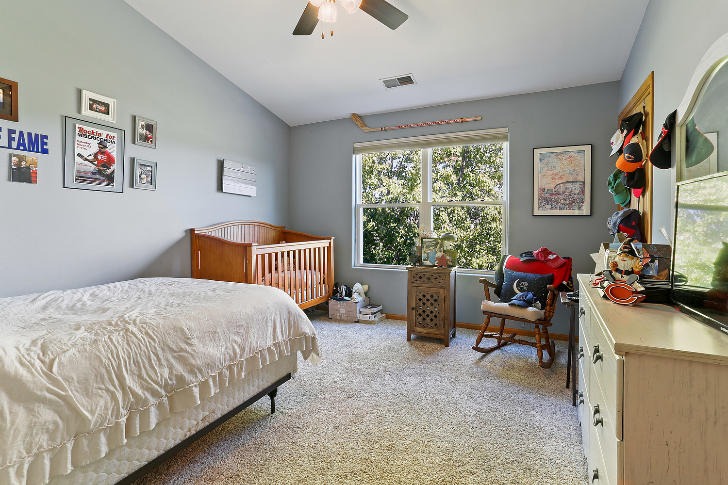 18133 Eagle Drive Tinley Park, IL 60477 - Photo 9 of 20 a bedroom with a bed and a desk