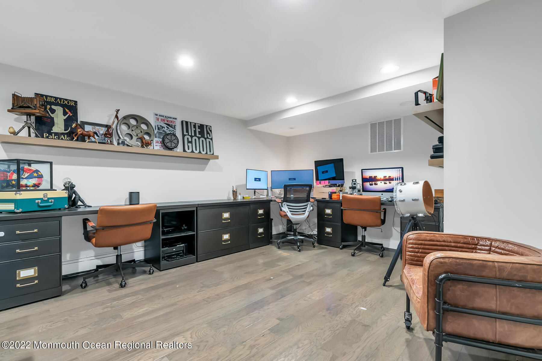 234 Red Hill Road Middletown, NJ 07748 - Photo 31 of 58 a room with furniture and a chair