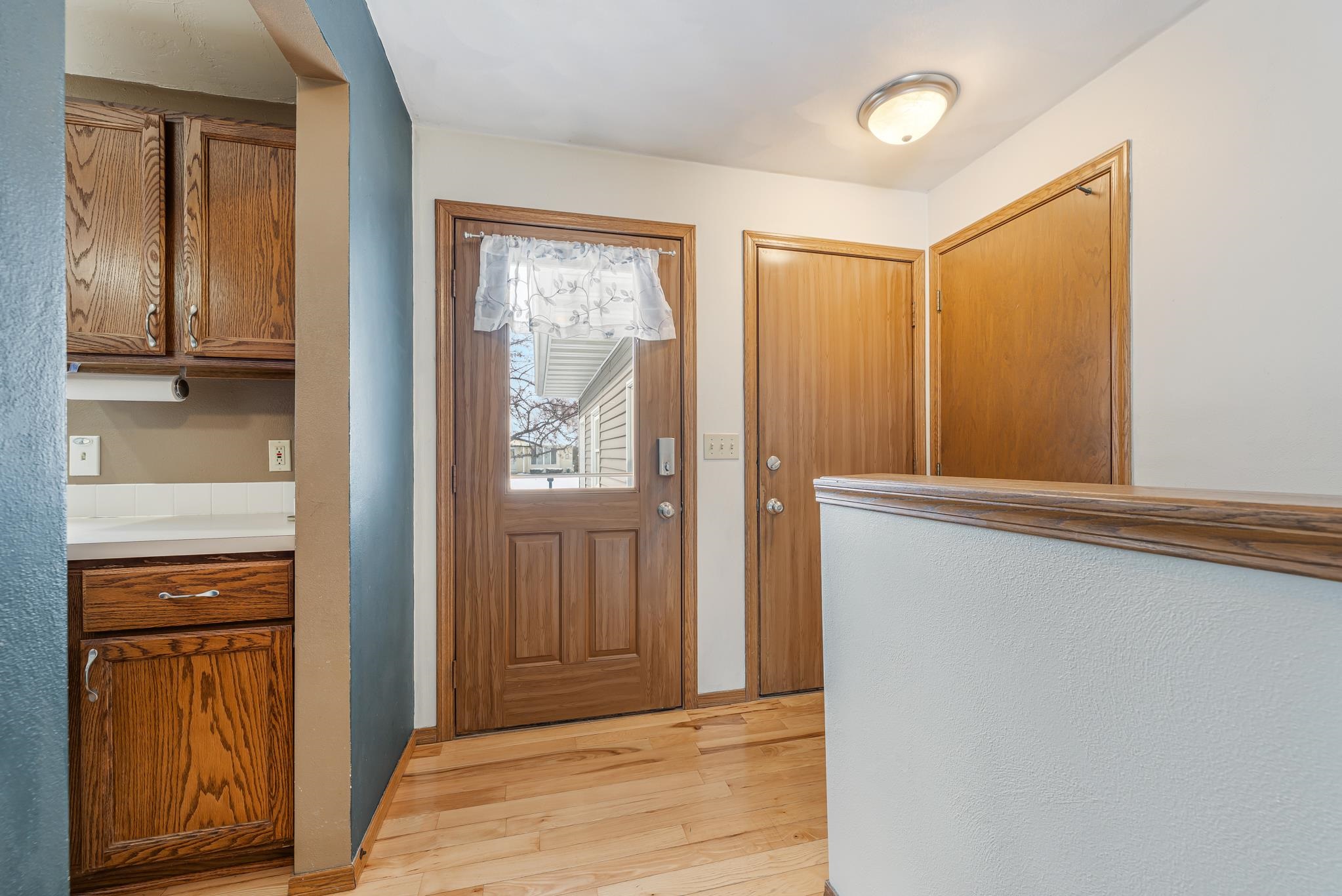 1253 Meadowview Drive Menasha, WI 54952 - Photo 3 of 35