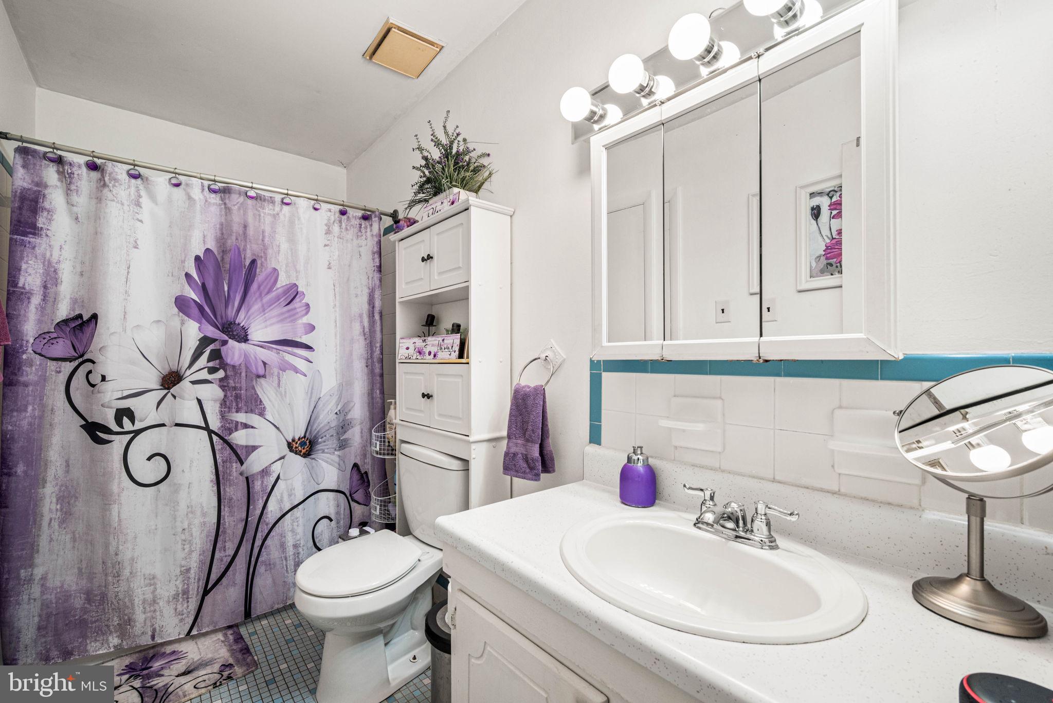 1404 Walnut Ridge Drive Pottstown, PA 19464 - Photo 12 of 19 Second Floor Full Bathroom