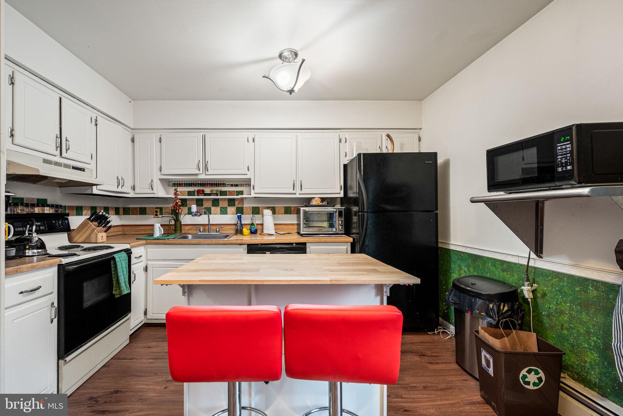 1404 Walnut Ridge Drive Pottstown, PA 19464 - Photo 6 of 19 Kitchen with Breakfast Bar