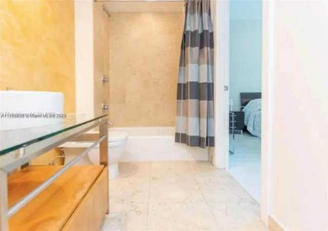 $5,400 | 6000 Collins Avenue, Unit 146, Miami Beach, FL 33140