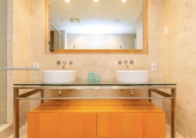 $5,400 | 6000 Collins Avenue, Unit 146, Miami Beach, FL 33140