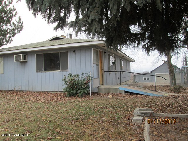110 Charvet Road Grandview, WA 98930 - Photo 1 of 9 a backyard of a house with lots of green space