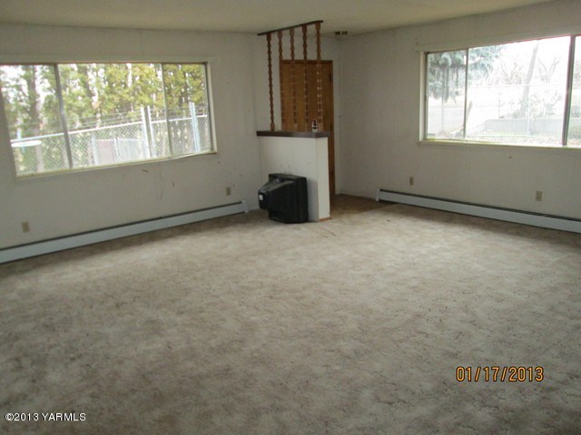 110 Charvet Road Grandview, WA 98930 - Photo 4 of 9 an empty room with windows