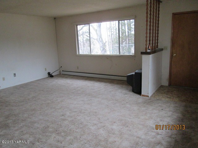 110 Charvet Road Grandview, WA 98930 - Photo 5 of 9 an empty room with windows