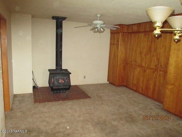 110 Charvet Road Grandview, WA 98930 - Photo 6 of 9 a view of a livingroom with furniture