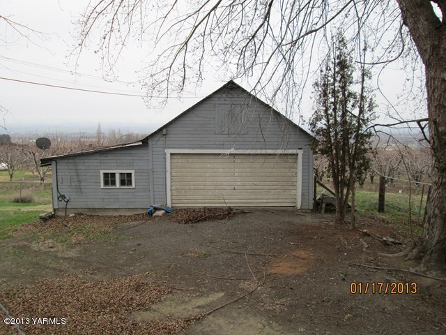 110 Charvet Road Grandview, WA 98930 - Photo 9 of 9 a view of backyard of house