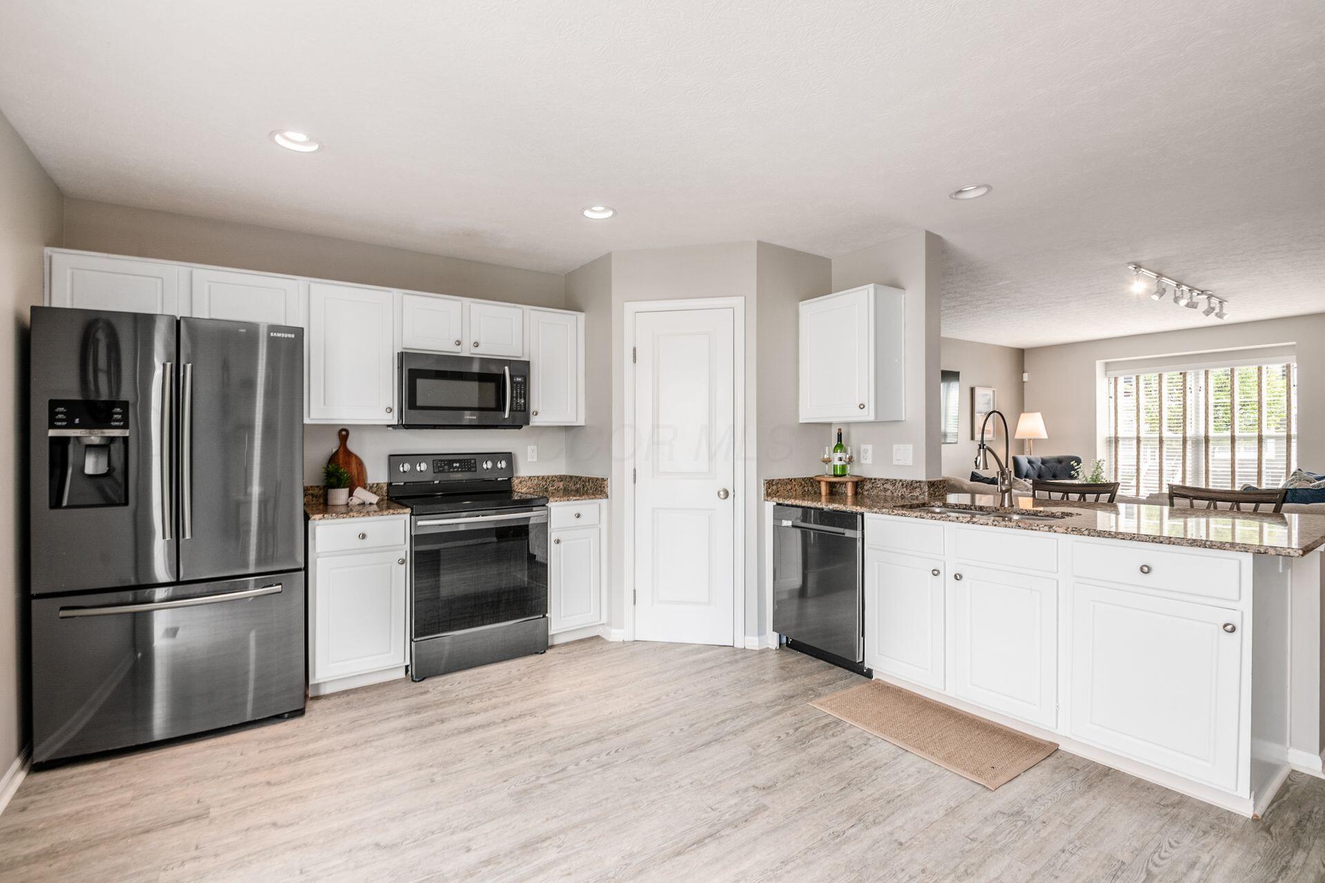 6206 Needletail Road, Unit 66 Columbus, OH 43230 - Photo 4 of 29 KITCHEN