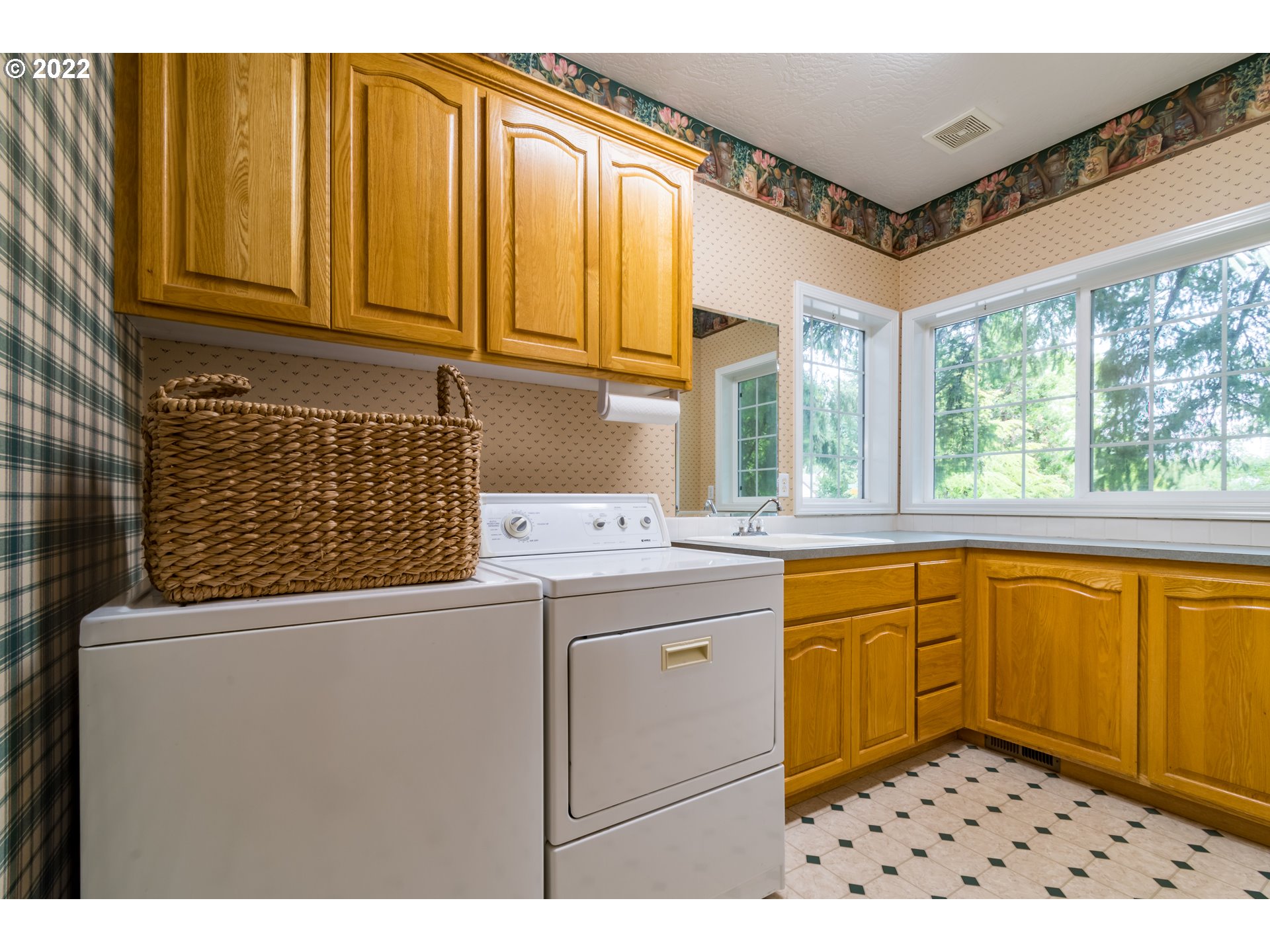 3063 Wintercreek Drive Eugene, OR 97405 - Photo 25 of 30 Laundry