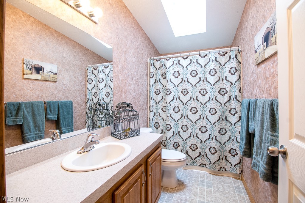 681 Woodlawn Road Chardon, OH 44024 - Photo 5 of 35 Full Main Bathroom