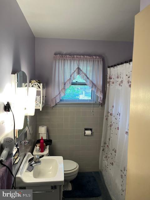 705 North Waverly Street Reading, PA 19607 - Photo 16 of 17 Bathroom