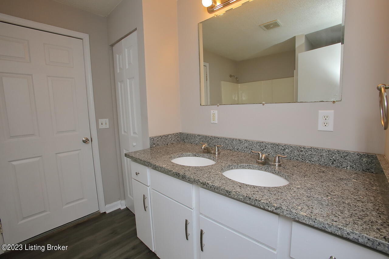 4122 Riedley Road Louisville, KY 40216 - Photo 30 of 41 Full Bath