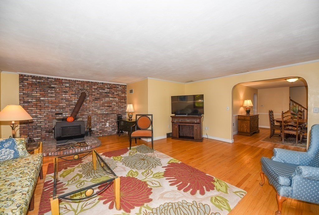 142 Park Road Chelmsford, MA 01824 - Photo 2 of 27