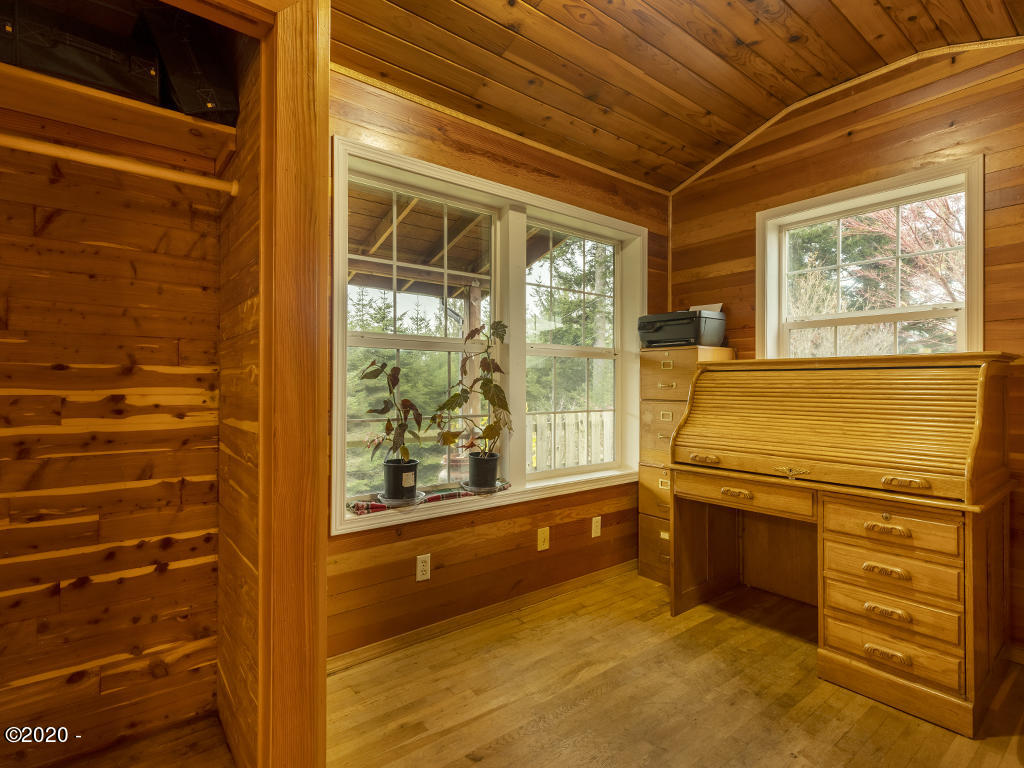 277 North S Low Road Seal Rock, OR 97376 - Photo 16 of 19 Bonus Room/Office