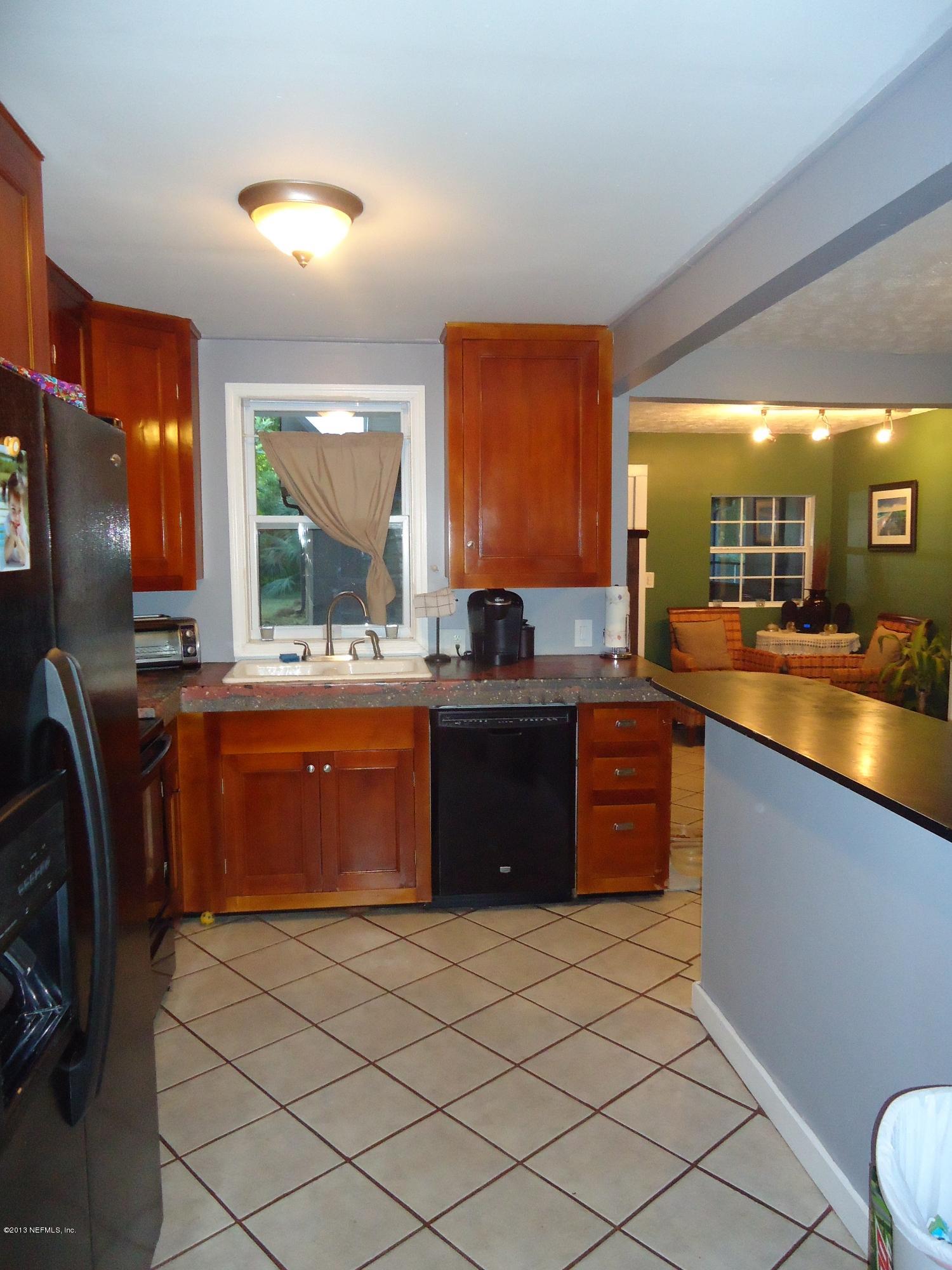 Kitchen w/ breakfast bar