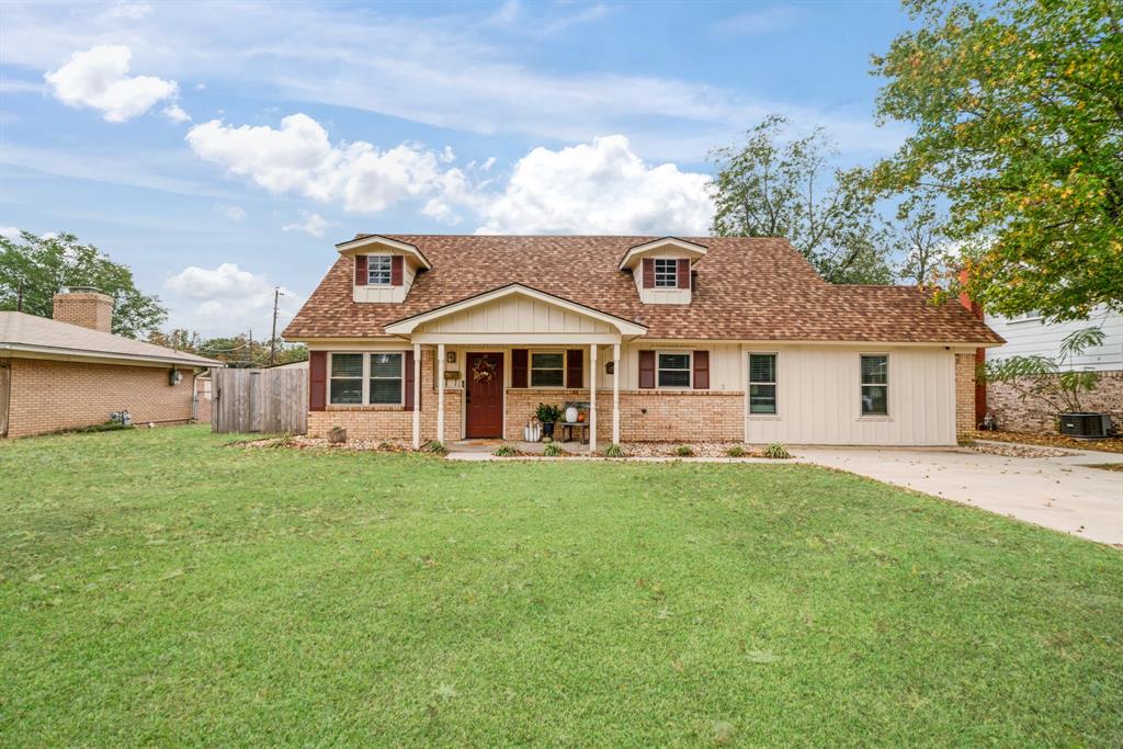 3276 Cleveland Street Paris, TX 75460 - Photo 31 of 31 a front view of a house with a garden
