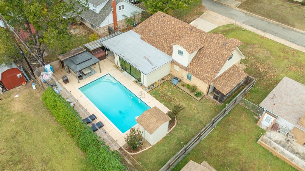 3276 Cleveland Street Paris, TX 75460 - Photo 10 of 31 an aerial view of a house with a garden