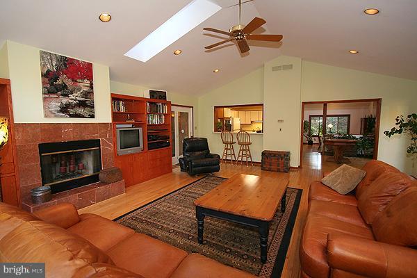 24670 Halterman Road Gaithersburg, MD 20882 - Photo 12 of 25 Living Room