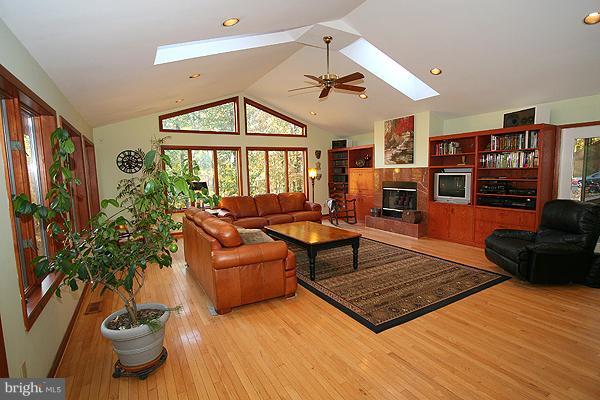 24670 Halterman Road Gaithersburg, MD 20882 - Photo 3 of 25 Living Room