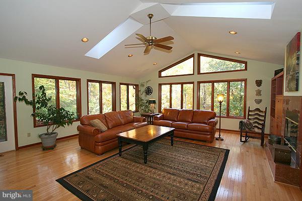 24670 Halterman Road Gaithersburg, MD 20882 - Photo 7 of 25 Living Room