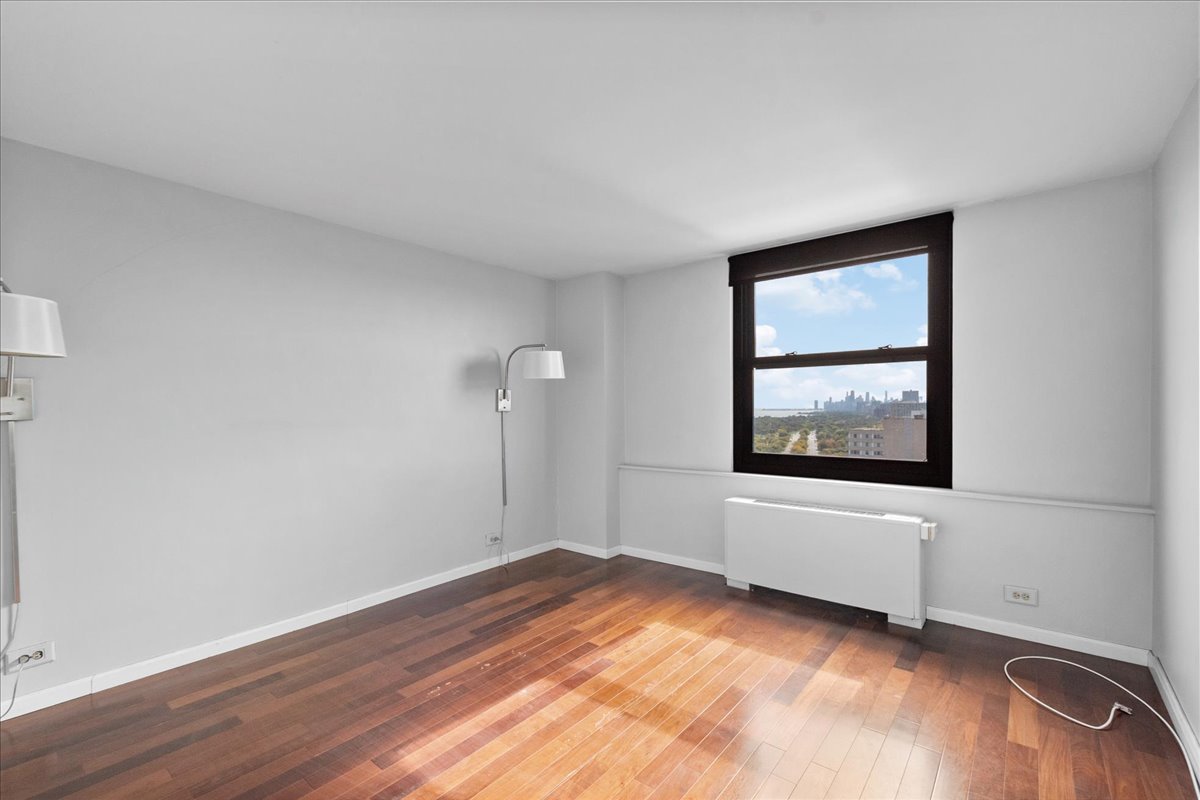 5701 North Sheridan Road, Unit 27M Chicago, IL 60660 - Photo 11 of 20 a view of an empty room and window