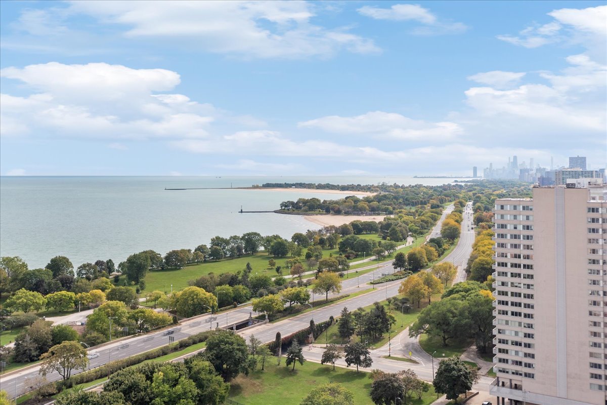 5701 North Sheridan Road, Unit 27M Chicago, IL 60660 - Photo 15 of 20 a view of a city and lake
