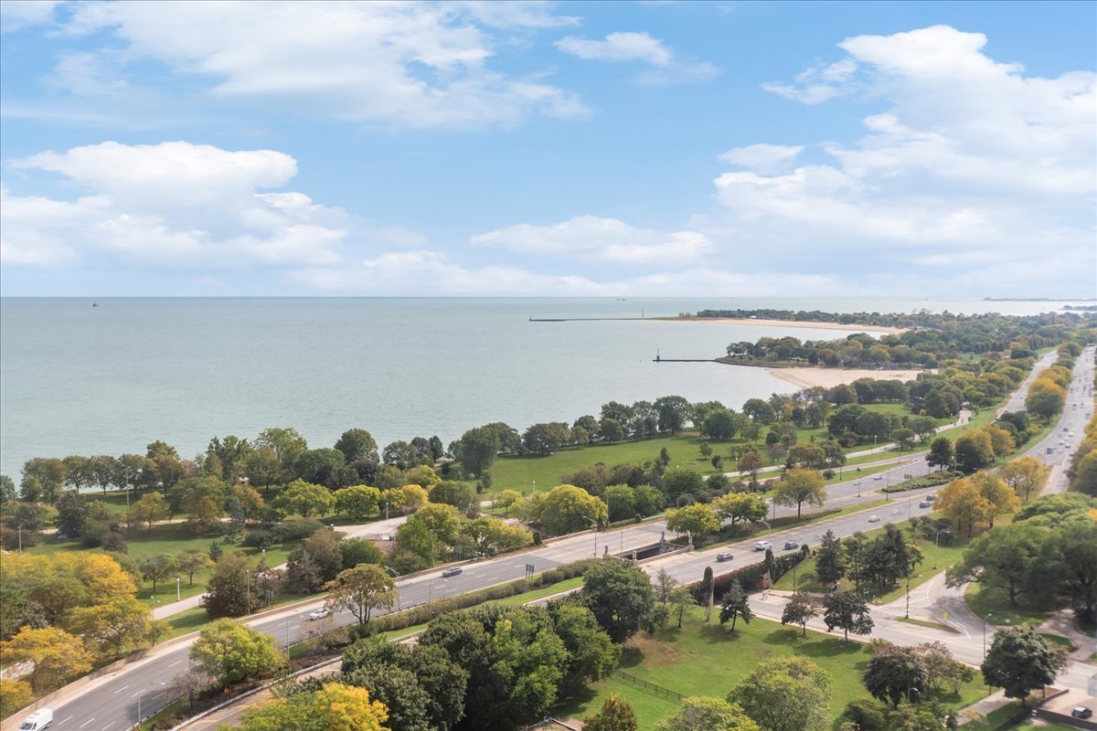 5701 North Sheridan Road, Unit 27M Chicago, IL 60660 - Photo 19 of 20 an aerial view of a city