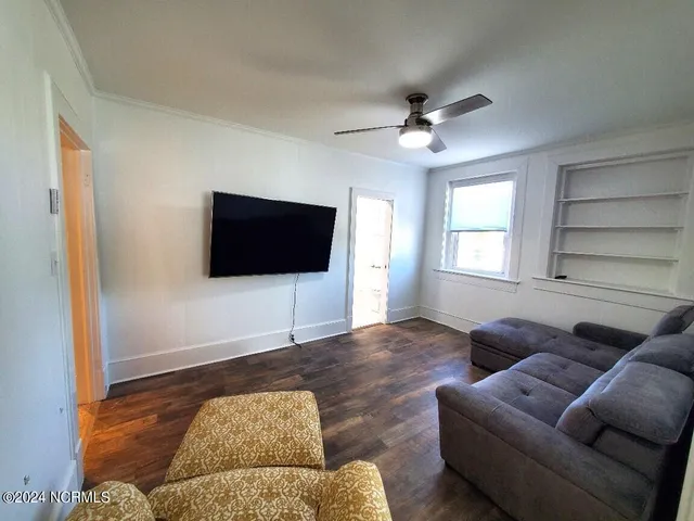 $1,675 | 216 North Martin Luther King Junior Drive, Unit UPSTAIRS, Elizabeth City, NC 27909