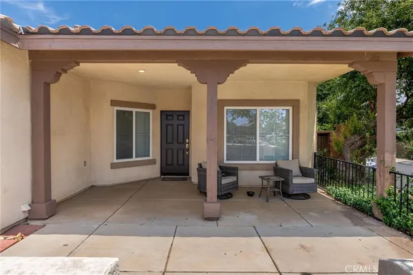 a view of entryway with furniture