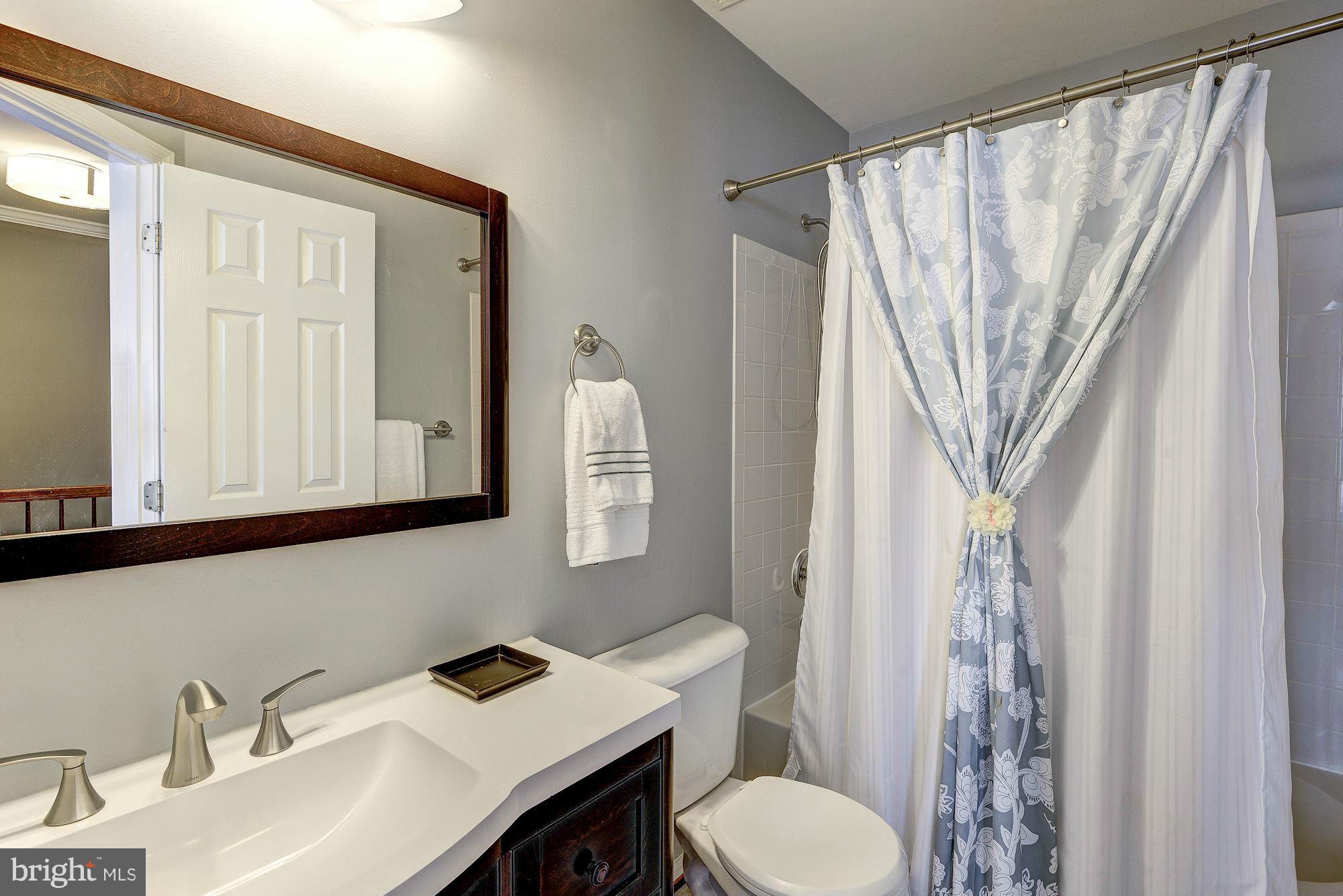 6411 McCoy Road Centreville, VA 20121 - Photo 14 of 21 Bath
