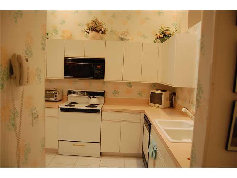 8428 Parkgate Road, Unit 8428 Boca Raton, FL 33496 - Photo 17 of 27 Kitchen