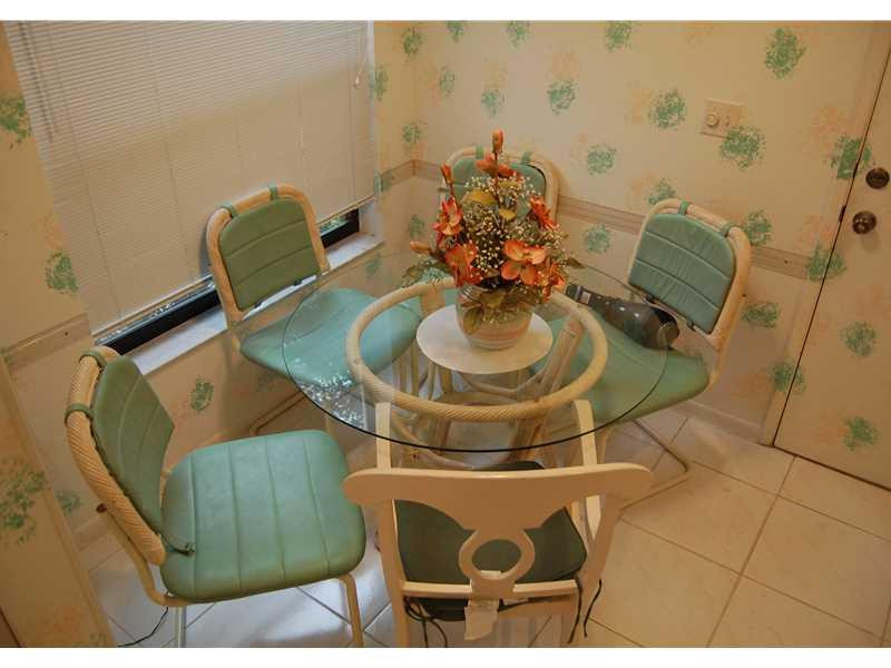 8428 Parkgate Road, Unit 8428 Boca Raton, FL 33496 - Photo 18 of 27 Kitchen