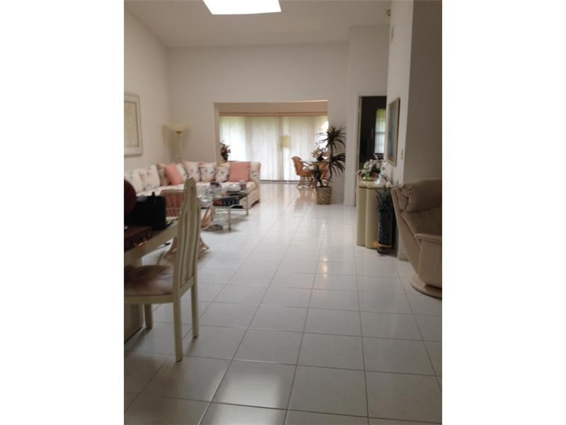 8428 Parkgate Road, Unit 8428 Boca Raton, FL 33496 - Photo 3 of 27 Living Room