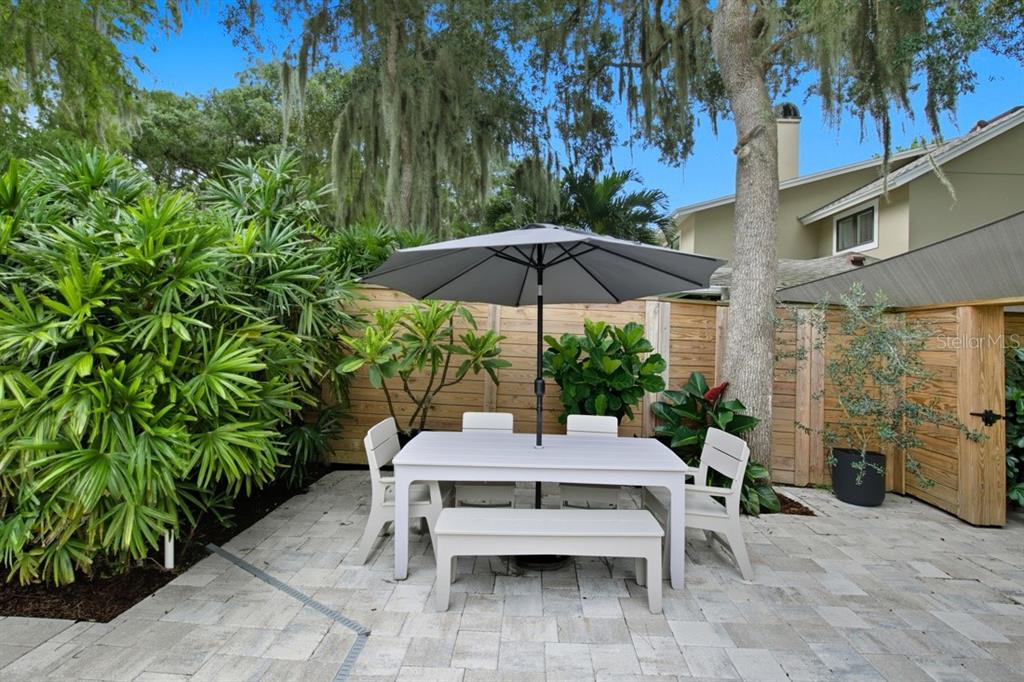 4733 Chuluota Road Orlando, FL 32820 - Photo 27 of 46 a view of a backyard with sitting area and furniture