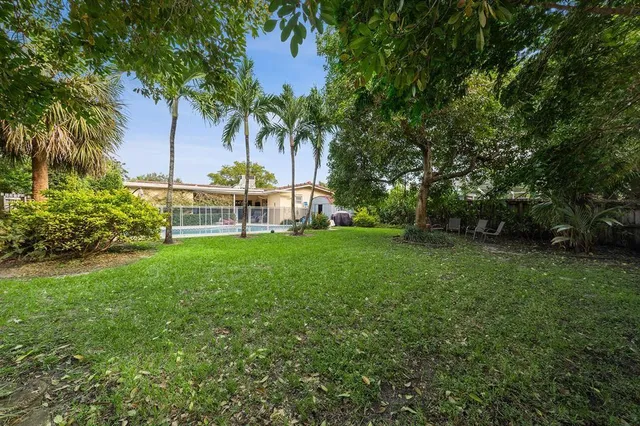 a view of a yard with a fountain