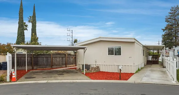 a view of backyard of the house