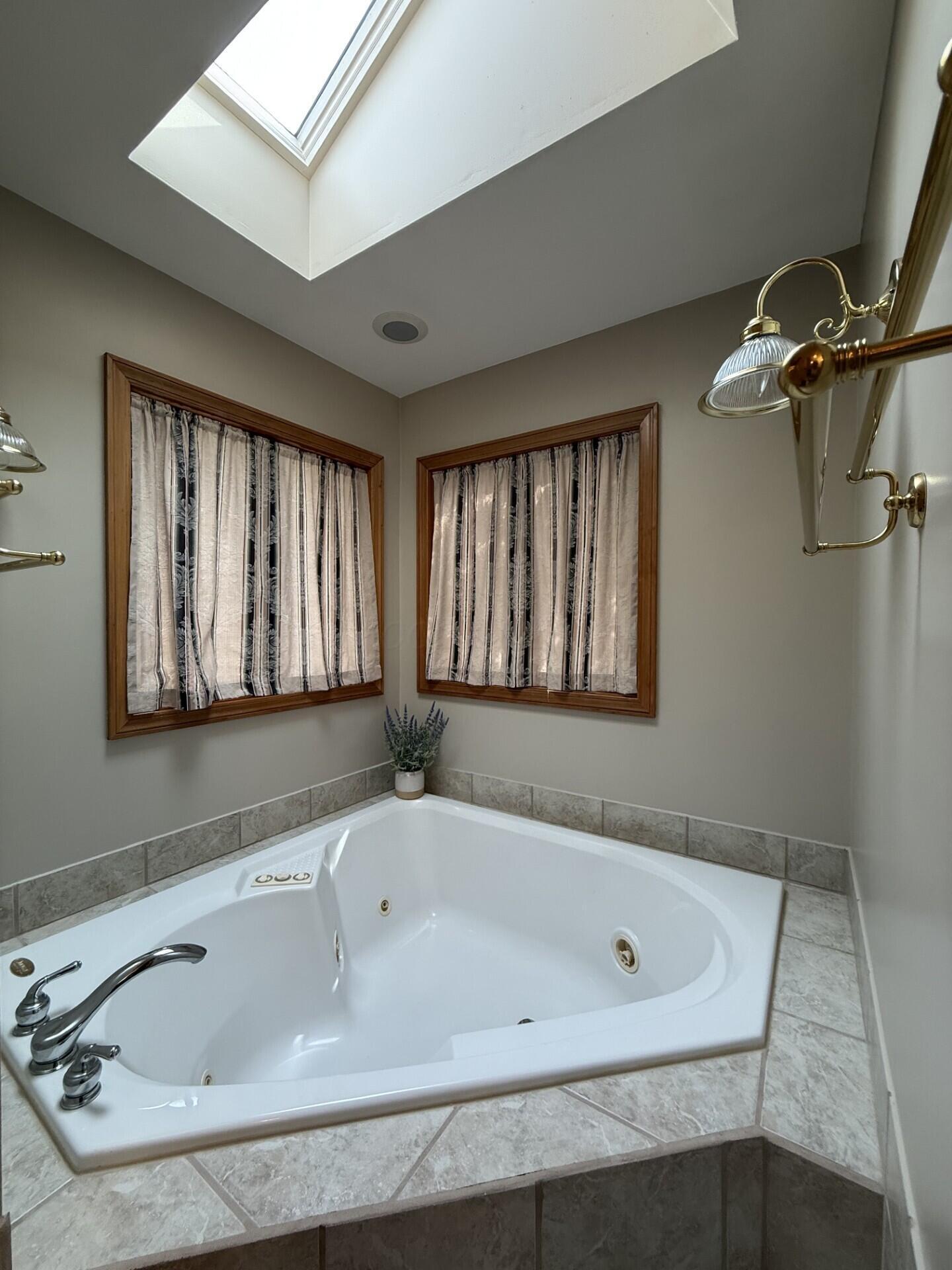 4760 Hopewell Church Road Southwest Lancaster, OH 43130 - Photo 17 of 39 Bath Tub