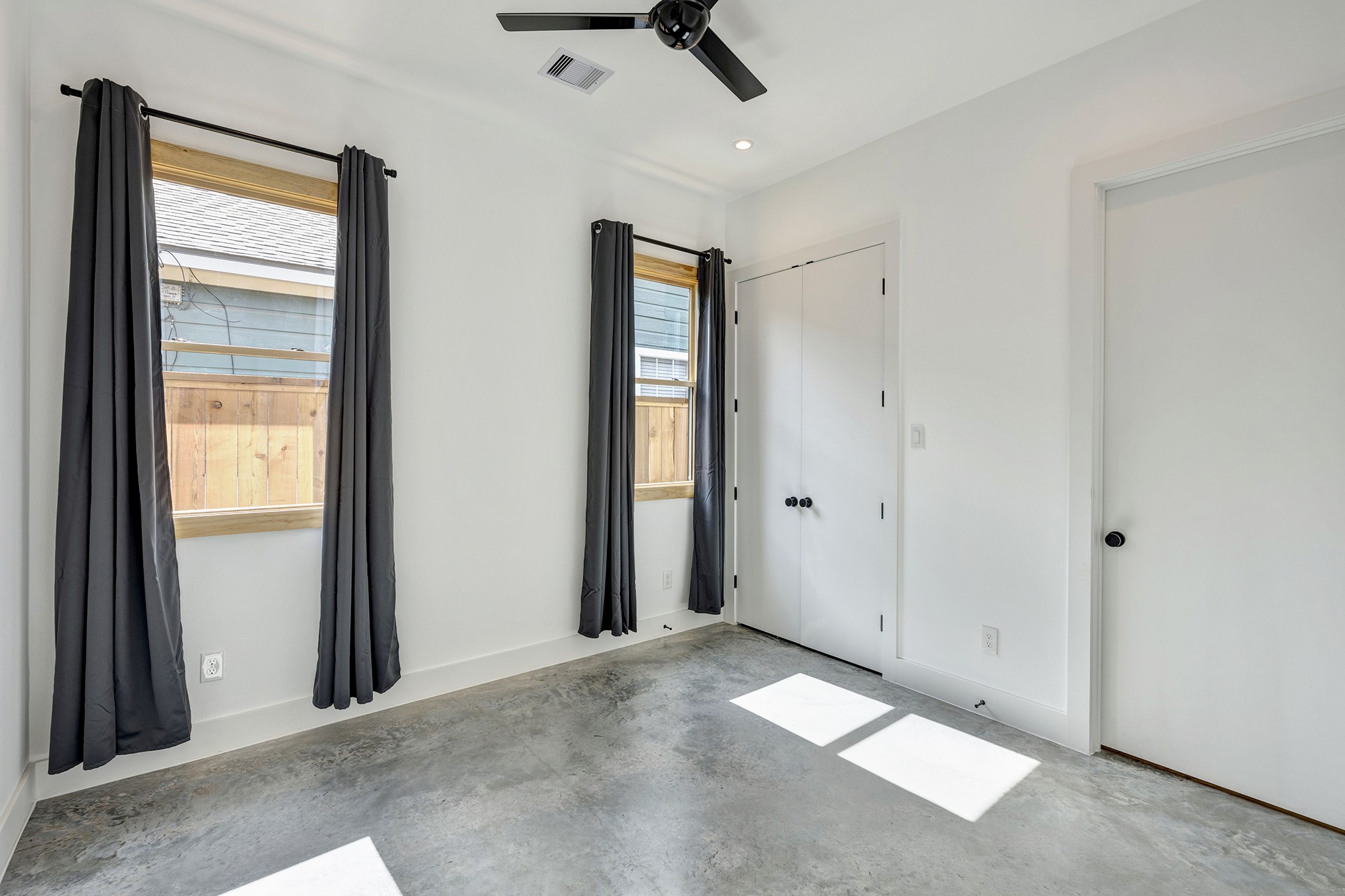 907 Kern Street, Unit A Houston, TX 77009 - Photo 10 of 18 Secondary bedroom also with blackout drapes, ceiling fan and ample closet space.
