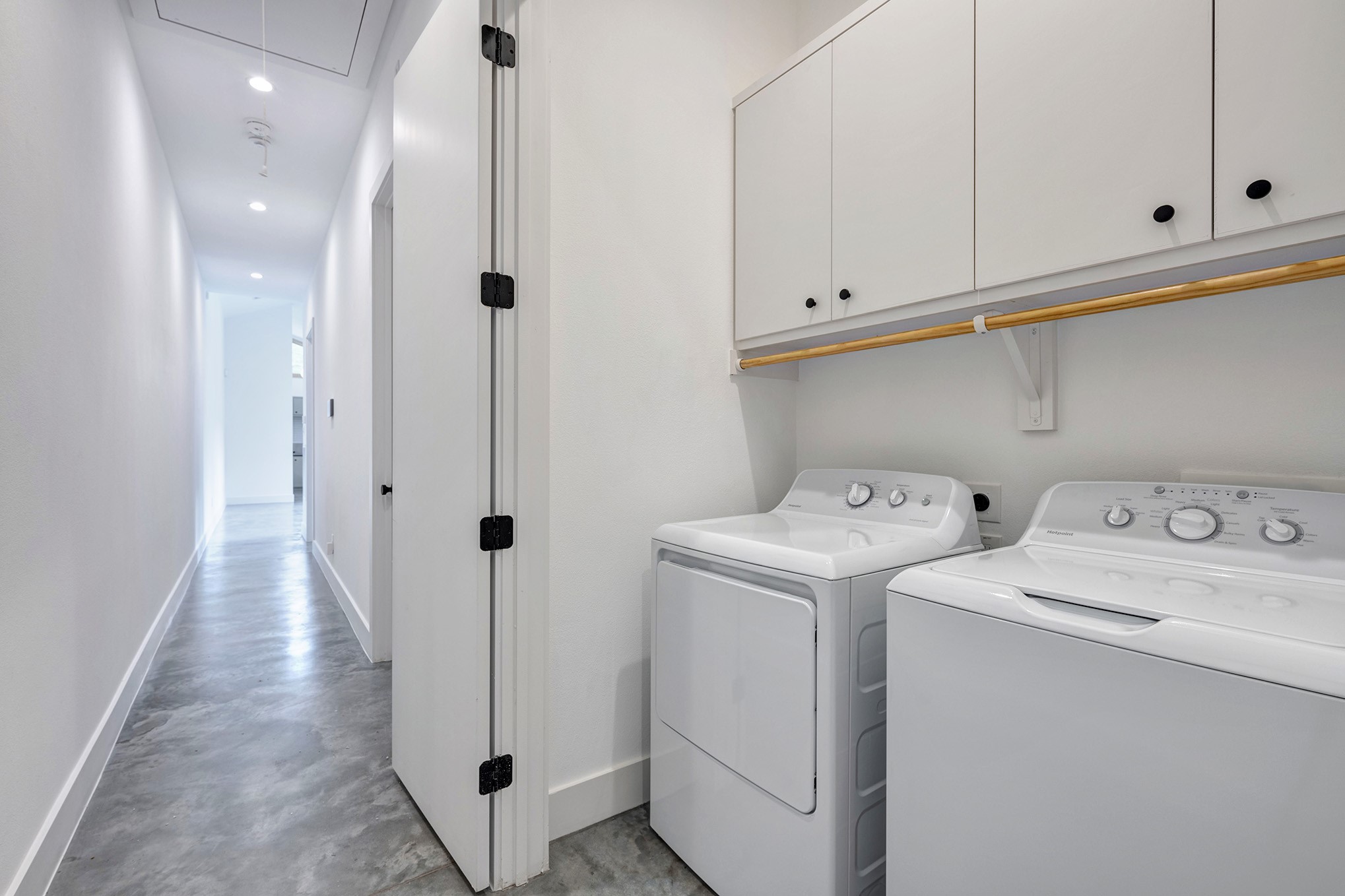 907 Kern Street, Unit A Houston, TX 77009 - Photo 12 of 18 Laundry zone with washer/dryer included.