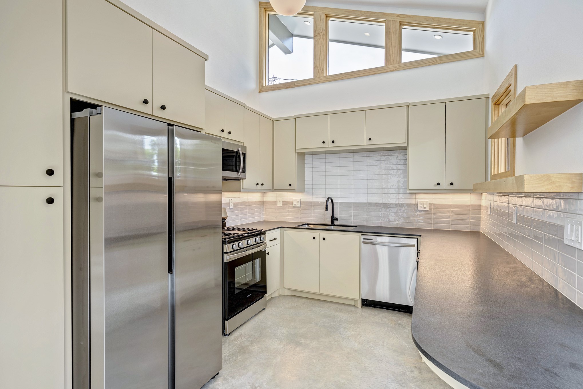 907 Kern Street, Unit A Houston, TX 77009 - Photo 4 of 18 Stylish kitchen offers stainless steel appliances, granite counter and pantry.