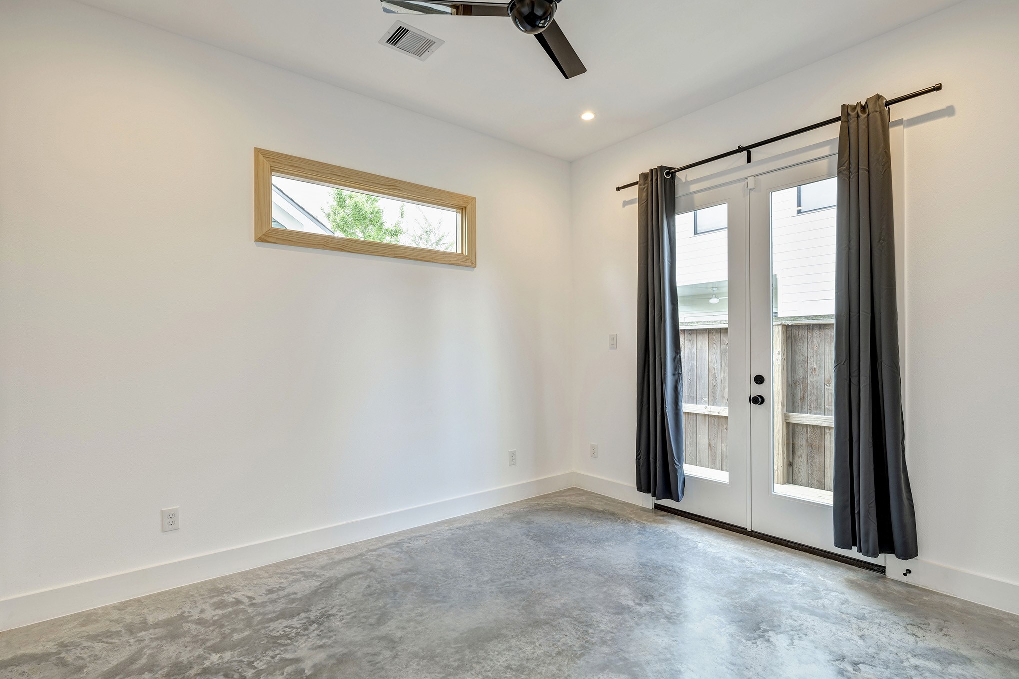 907 Kern Street, Unit A Houston, TX 77009 - Photo 7 of 18 Primary bedroom is located on the back of the home and includes blackout drapes, ceiling fan and walk-in closet.