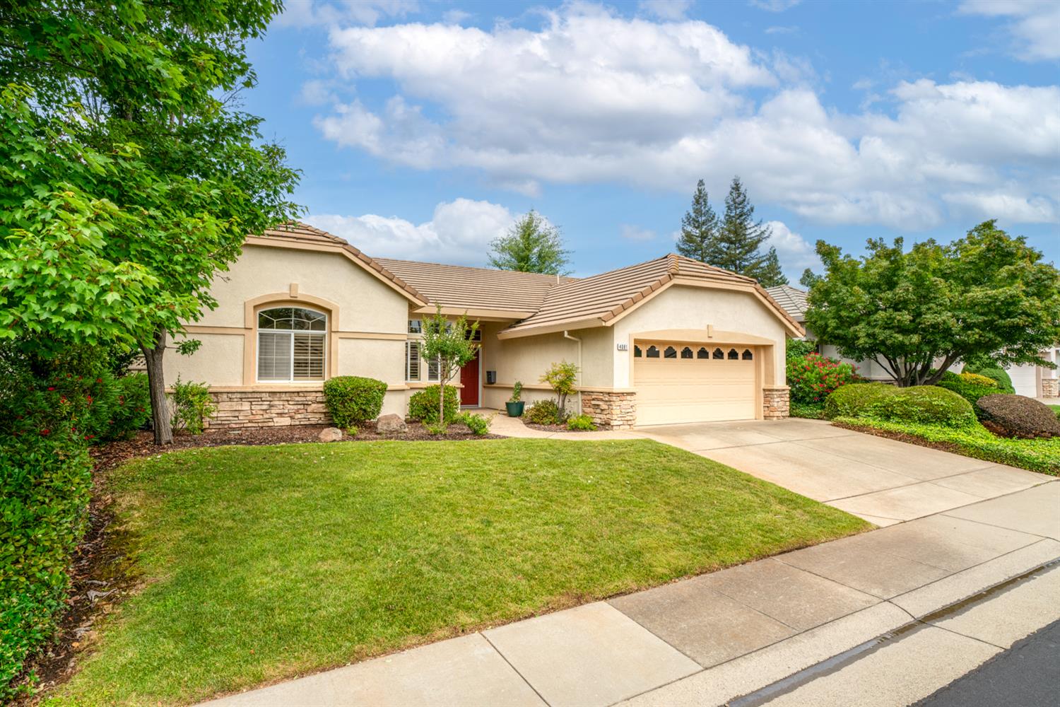 4081 Rose Creek Road Roseville, CA 95747 - Photo 3 of 52 a view of a house with backyard and garden