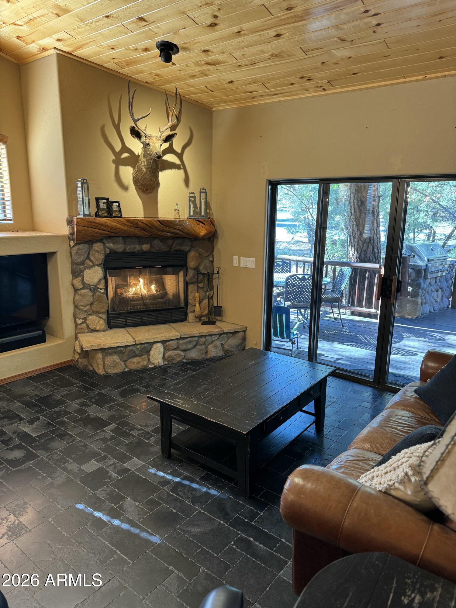 2641 West Maple Lane Show Low, AZ 85901 - Photo 14 of 29 LivingRoom3topatio